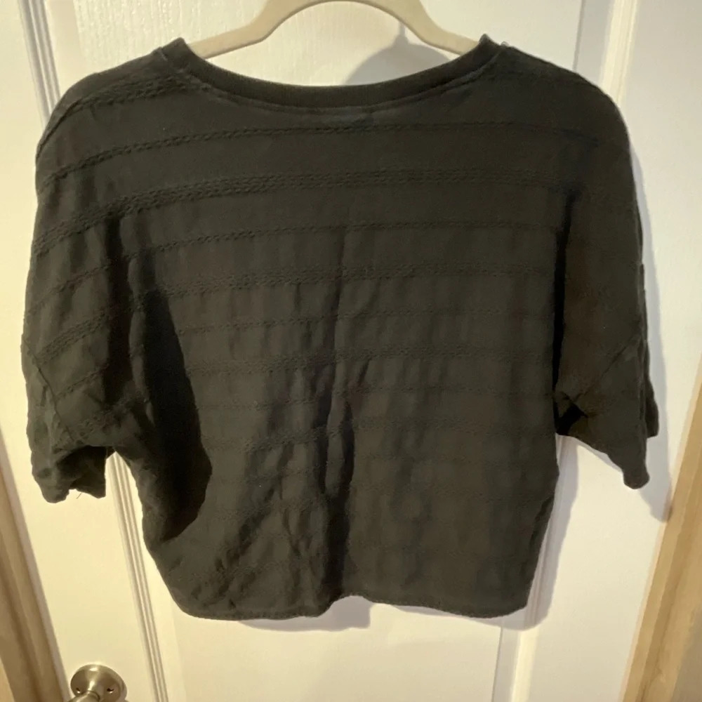 Urban Romantics No size black crop top with texture pattern. - Picture 5 of 5
